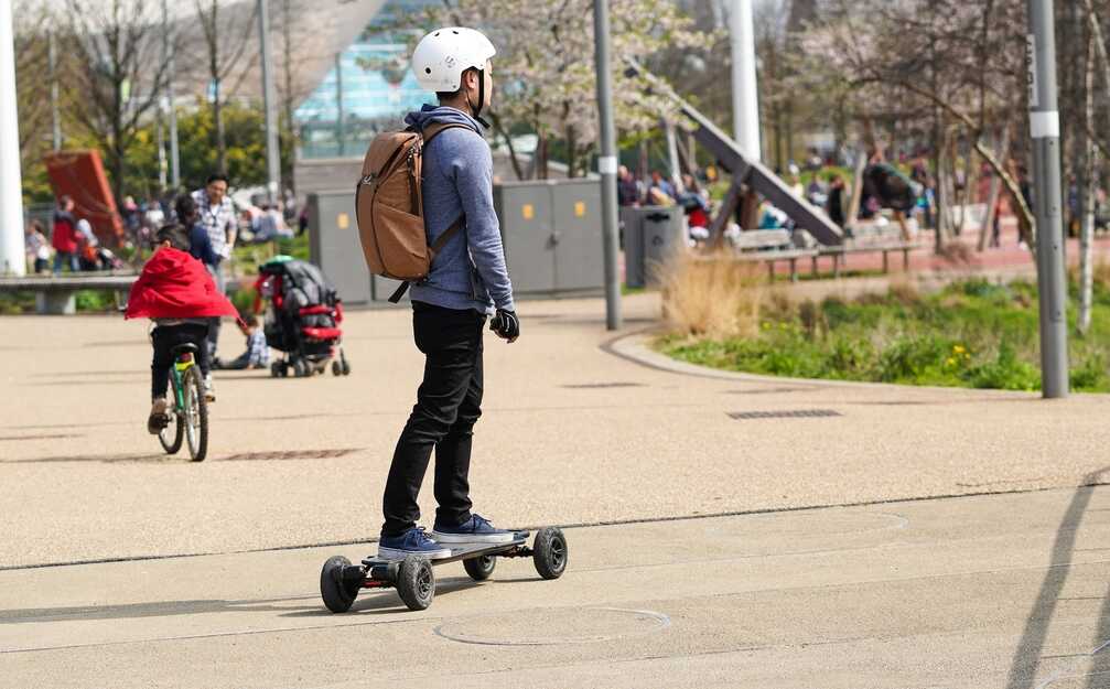 Elektrisch skateboard op openbare weg